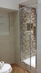 La salle de bains est pourvue d'une douche et de toilettes. dans l'établissement Campo de' Fiori apartment, à Rome