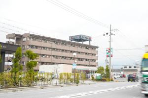 een gebouw met een hotel aan de straatkant bij エクセルインナガハマ in Nagahama