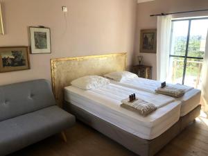 a bedroom with a bed and a couch and a window at Spiti Espede in Ágios Márkos