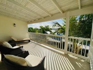 Dreamy One Bedroom Deluxe, Nonsuch Bay Residences, Antigua tesisinde bir balkon veya teras