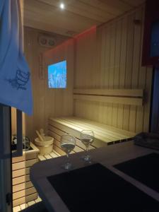 zwei Weingläser auf einem Tisch in einer Sauna in der Unterkunft Lux studio sa saunom Ampelitsi in Ledine