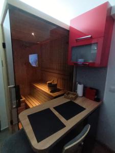 Ledine的住宿－Lux studio sa saunom Ampelitsi，一间带桌子的房间和一间带长凳的房间
