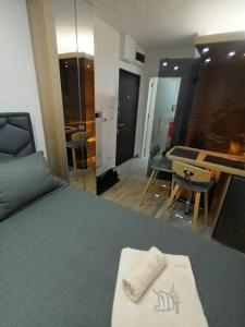 une chambre avec un lit et une table ainsi qu'une salle à manger dans l'établissement Lux studio sa saunom Ampelitsi, à Ledine