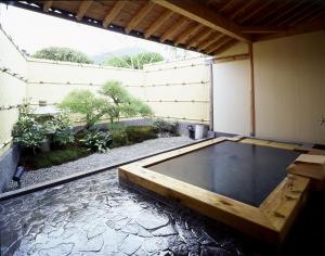 Bazén v ubytování Japanese Ryokan Seryo nebo v jeho okolí