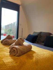 un par de toallas sentadas encima de una cama en Magnifique loft 130m2 Le Mans, en Le Mans 6 fotos más