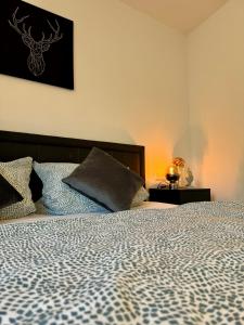 a bedroom with a bed with a black and white comforter at Traumhafte Wohnung am Stadtbrunnen der Altstadt in Pfullendorf