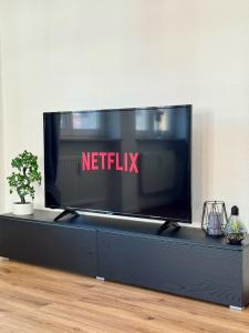 a flat screen tv sitting on top of a table at Traumhafte Wohnung am Stadtbrunnen der Altstadt in Pfullendorf