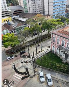an aerial view of a city with cars parked on a street at Apartamento aconchegante em Petrópolis in Petrópolis