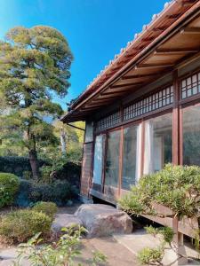 uma casa com uma grande janela do lado em 温泉付きの一軒家を借りよう em Beppu