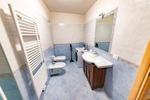 Appartamento Ofelia في Deggiano: حمام مع مغسلتين ودورتين مياه