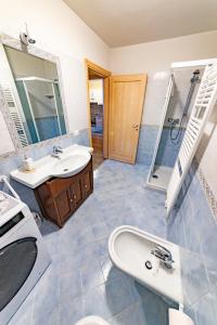 a bathroom with a sink and a shower at Appartamento Ofelia in Deggiano