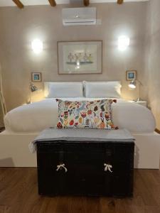 un dormitorio con una cama con un baúl delante de ella en GuestRoom Ia cascina di Bea, en Torre Boldone