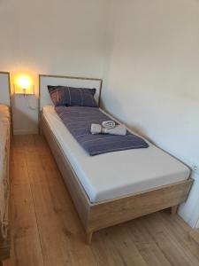 a bed sitting in a room with at Ferienwohnung Sorgenfrei - Parkplatz, Balkon & Terrasse in Coburg