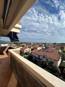 Blick auf die Stadt vom Balkon eines Gebäudes in der Unterkunft Residenza Versilia in Viareggio