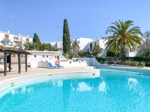 een zwembad in een villa met bomen en gebouwen bij Renovated Oasis 500m Beach AC Wi-Fi Pool Balcony in Albufeira
