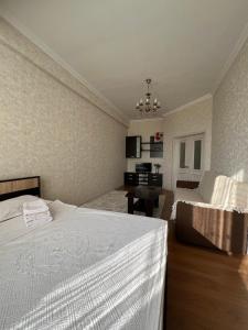 um quarto de hotel com duas camas e uma televisão em PROMENADE BISHKEK em Bishkek