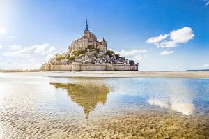 una isla en medio de un cuerpo de agua en gite de la laiserie, en Mesnil-Clinchamps