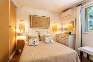 Ένα ή περισσότερα κρεβάτια σε δωμάτιο στο Villa Jean-Pierre. Infinity pool and view in Tourrettes-sur-Loup +73 φωτογραφίες
