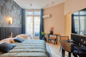 una camera con letto e tavolo e una sala da pranzo di Rent a Room apartments - Champs Elysées suite a Parigi