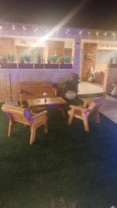 עץ הזית דירת אירוח في ييروهام: طاولة نزهة ومقعدين أمام المنزل