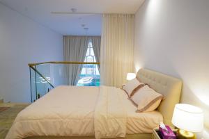 um quarto com uma cama e uma janela grande em Luxury Apartment by the Sea with Amazing Amenities at Pearl Qatar em Doha