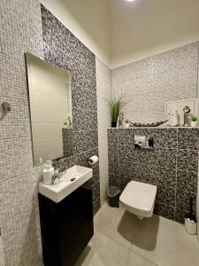 Ένα μπάνιο στο Royal City Centre Apartment +17 φωτογραφίες