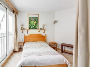 バレージュにあるAppartement Barèges, 2 pièces, 6 personnes - FR-1-403-39のベッドルーム1室(ベッド1台、大きな窓付)