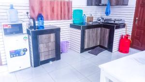 y cocina con fogones, fregadero y nevera. en One Bedrooms with 2 Bed Kisimani Heights Apt, en Mombasa