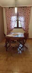 a table and chairs in a room with a window at Eira do vento in Cangas de Morrazo