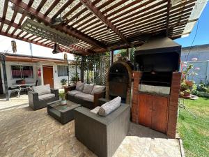 - patio z grillem i salonem w obiekcie Cabañas Sal & Arena w mieście El Quisco