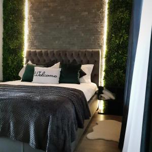 - une chambre dotée d'un lit avec des plantes sur le mur dans l'établissement Sky view Ranca-Transalpina, à Rânca