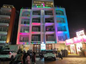 een gebouw met kleurrijke lichten aan de zijkant bij Hotel Mayuri in Digha