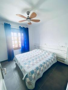 サンミゲル・デ・アボナにあるSweet Home San Blasのベッドルーム1室(ベッド1台、シーリングファン付)