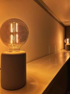 ein Licht auf einer Theke in einem Zimmer in der Unterkunft Moderno Appartamento - Anzio in Anzio