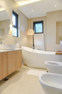 y baño con bañera, lavabo y aseo. en Villa Ferrer, en Mahatao