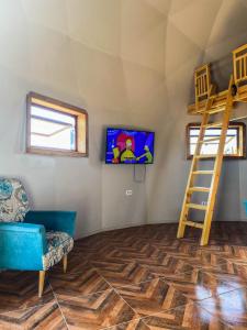 ein Wohnzimmer mit einem Etagenbett und einem Sofa in der Unterkunft Domo ruta del vino Colchagua in Peralillo
