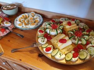 une assiette de fromage et de légumes sur une table dans l'établissement Brettmaisserhof, à Ternberg