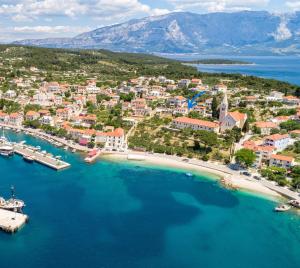 an aerial view of a small town on a beach at Apartmani Šolo in Sumartin