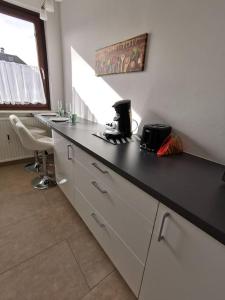 cocina con encimera negra y ventana en Wörthersee: Gemütliche Wohnung, en Klagenfurt