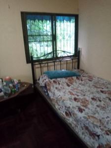een slaapkamer met een bed, een raam en een tafel bij NP Prime FREE WiFi in Bangkok