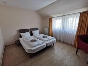 a bedroom with a bed and a large window at Gasthaus Zur Riete in Celle