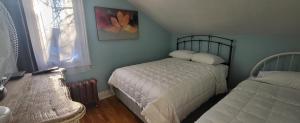 une petite chambre avec un lit et une fenêtre dans l'établissement Appartement Maufils, à Québec