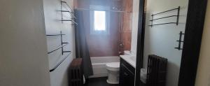 une petite salle de bain avec toilettes et lavabo dans l'établissement Appartement Maufils, à Québec 9 autres photos