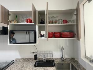 cocina con fregadero y microondas en Nuevo Departamento en CentroHistórico de Arequipa, en Arequipa