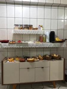 un mostrador con muchos tipos diferentes de comida en él en Pousada Coco Verde en Paraty
