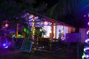 Una casa con luces de Navidad encendidas por la noche en Beach Lagoon Guesthouse, en Tangalle