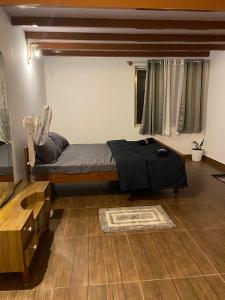 um quarto com uma cama num quarto em Coorg klusters estate stay em Virajpet