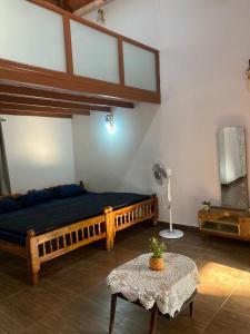 um quarto com uma cama grande e uma mesa em Coorg klusters estate stay em Virajpet