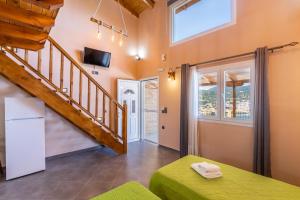 een kamer met een trap en een groen bed bij Irene's Paradise apartments in Skopelos Town