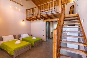 een kamer met 2 bedden en een trap bij Irene's Paradise apartments in Skopelos Town